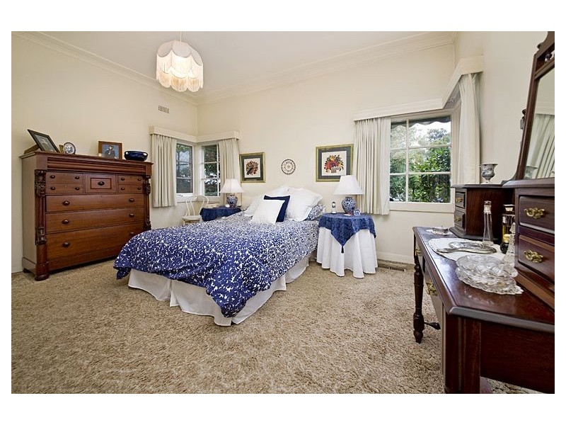 10 Mont Iris Avenue, Glen Iris VIC 3146