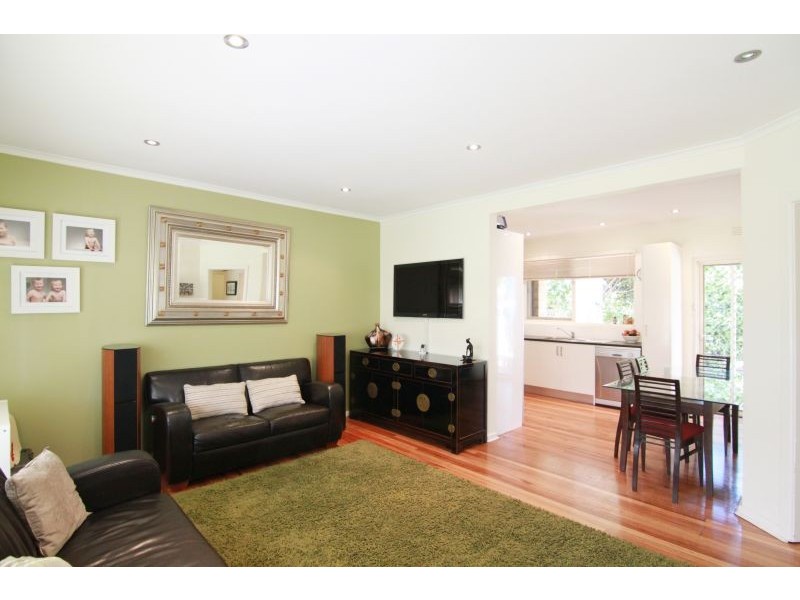 2/2 Aylwin Avenue, Burwood VIC 3125