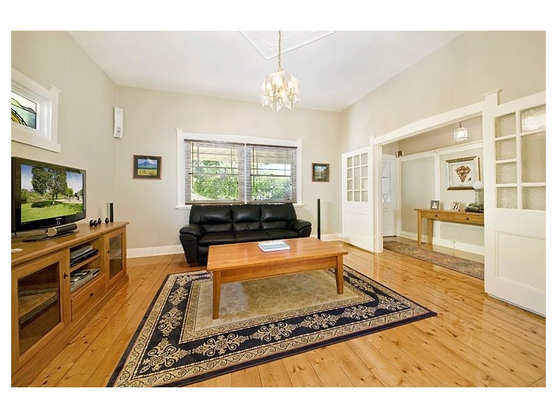 4 Kinloch Avenue, Mont Albert VIC 3127