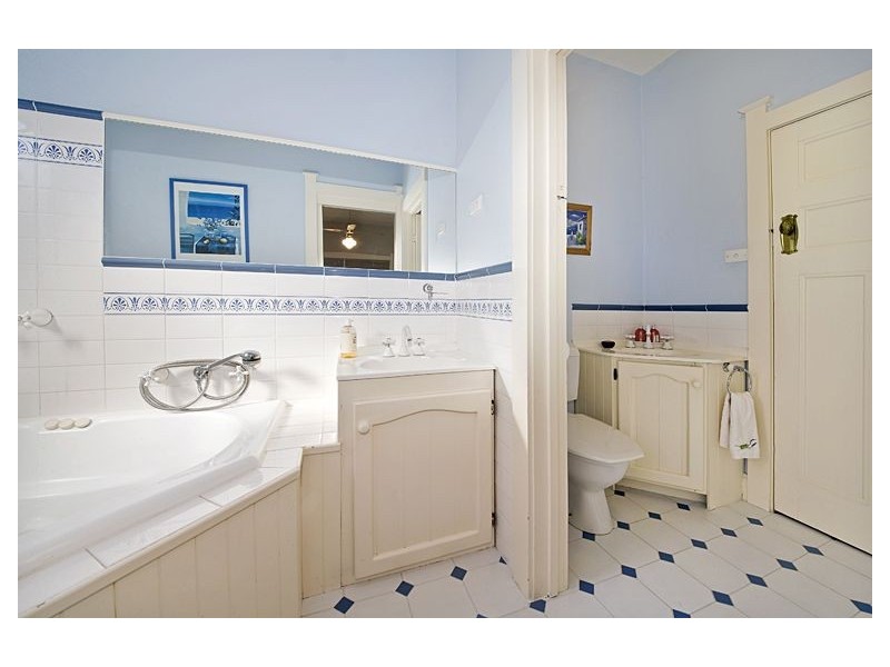 4 Kinloch Avenue, Mont Albert VIC 3127