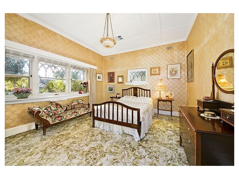 4 Dundonald Avenue, Malvern East VIC 3145