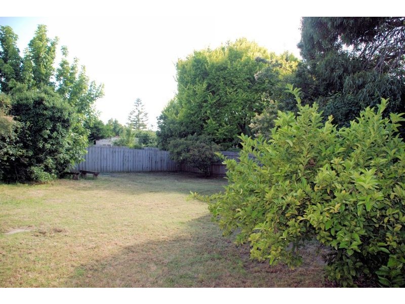 18 Morton Rd, Burwood VIC 3125