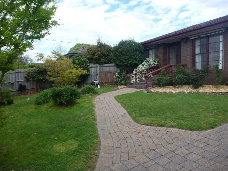 35 Ingleside Crescent, Glen Waverley VIC 3150