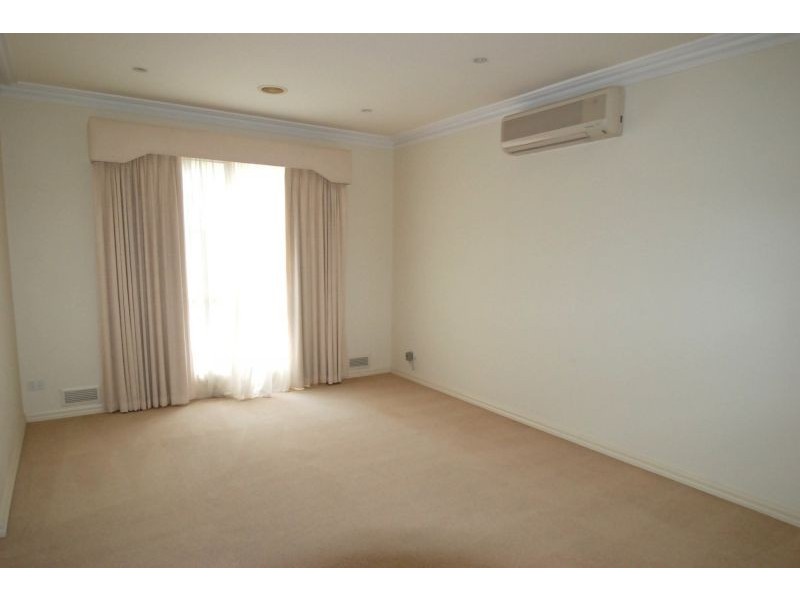 2/12 Garden Road, Camberwell VIC 3124