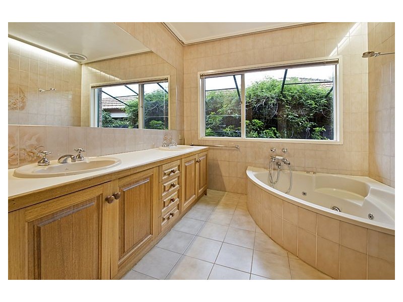 2 Dunscombe Avenue, Ashburton VIC 3147