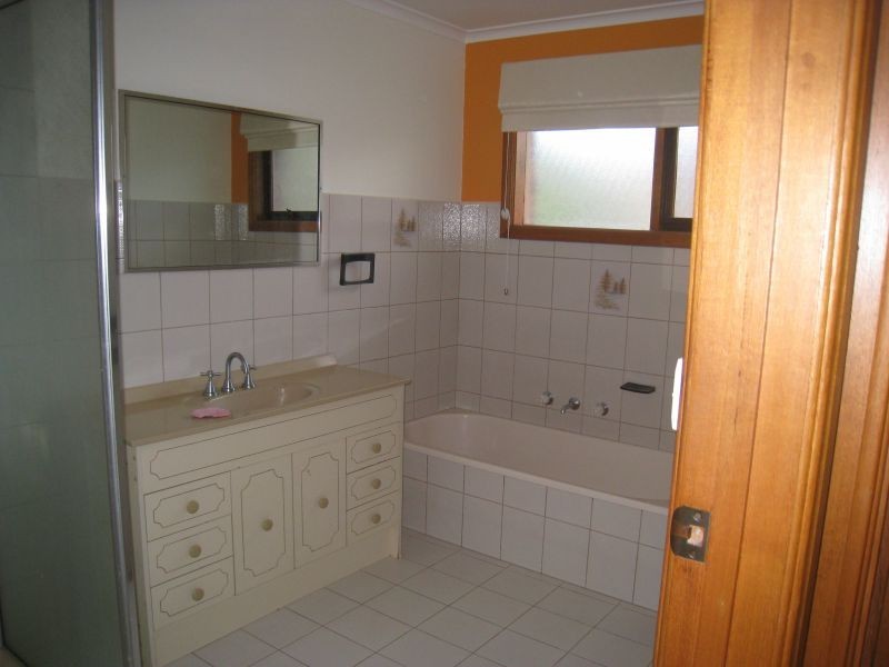 2/32 Ballamore Crescent, Doncaster VIC 3108