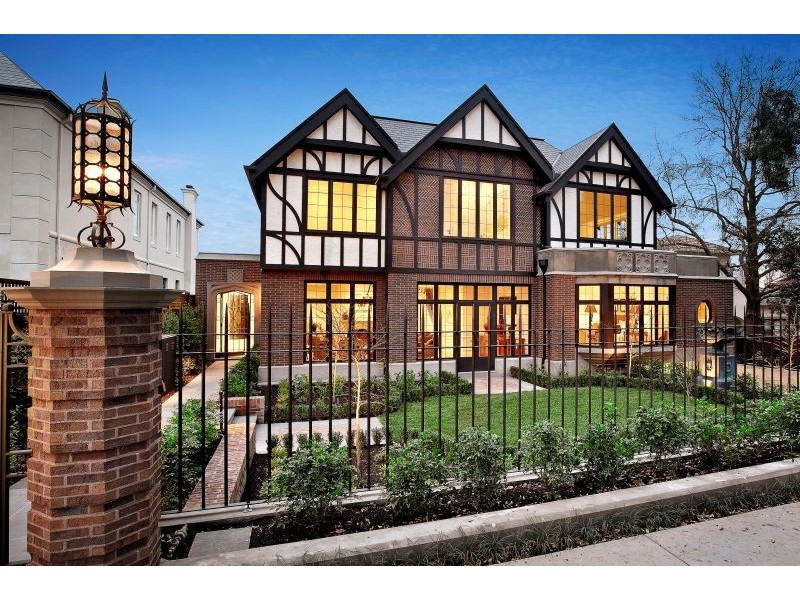 8 Torrington Place, Canterbury VIC 3126