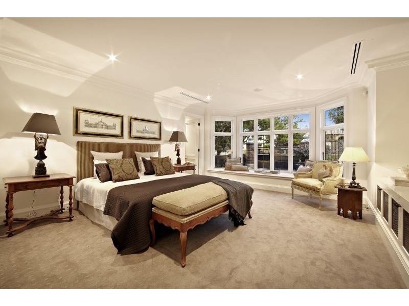 8 Torrington Place, Canterbury VIC 3126