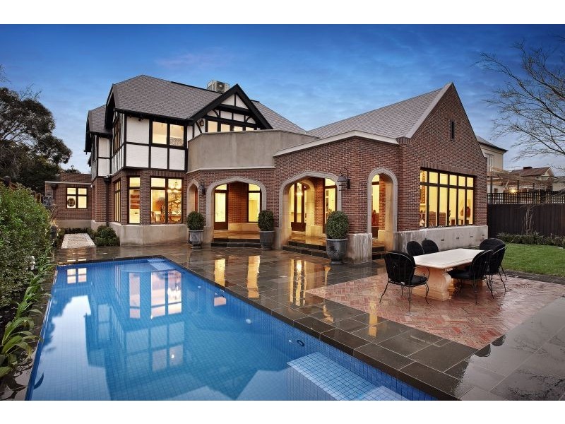 8 Torrington Place, Canterbury VIC 3126