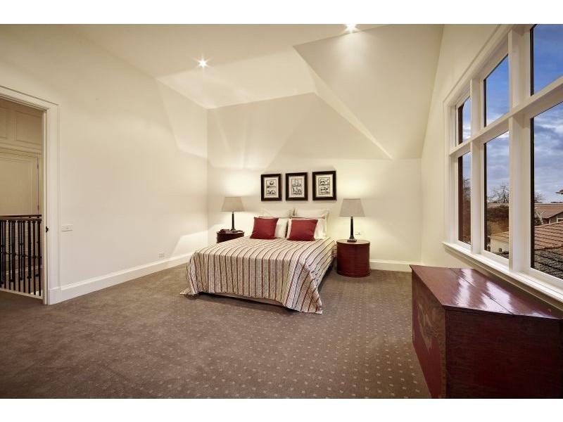 8 Torrington Place, Canterbury VIC 3126