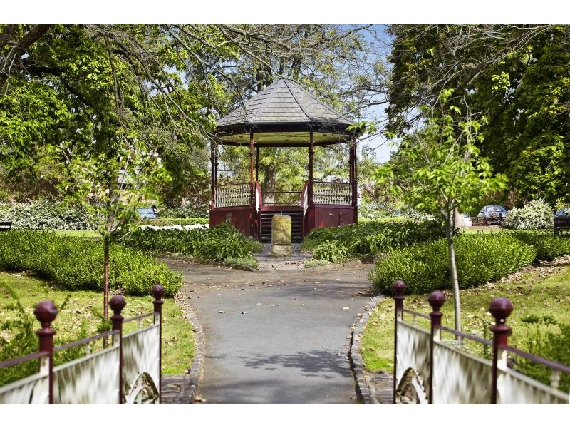 18 McGregor Street, Canterbury VIC 3126