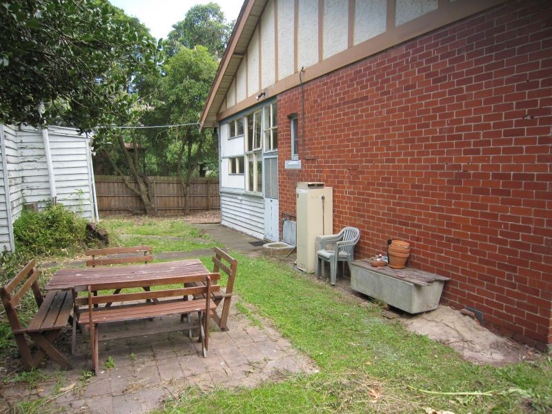 18 Windsor Cresent, Surrey Hills VIC 3127