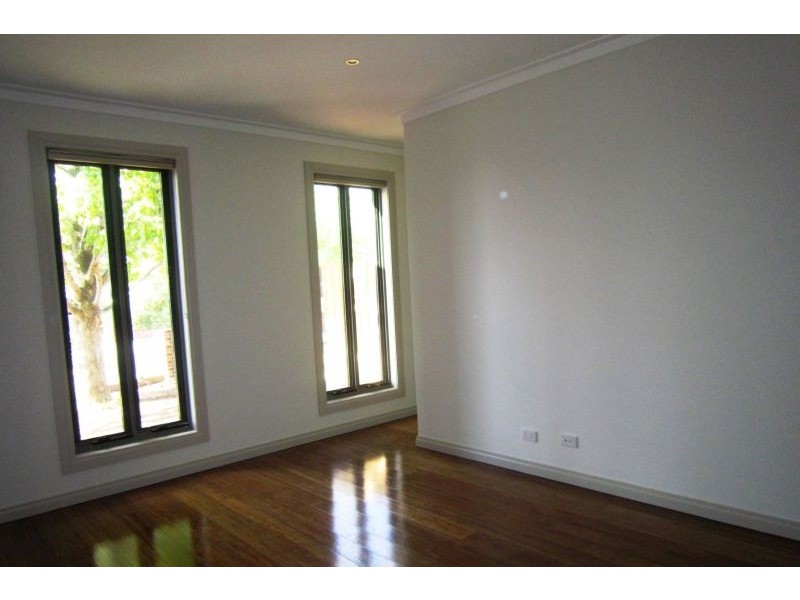 1/4 Loraine Avenue, Box Hill North VIC 3129
