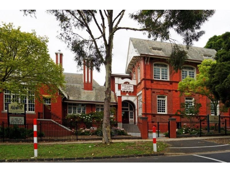 18 Windsor Cresent, Surrey Hills VIC 3127