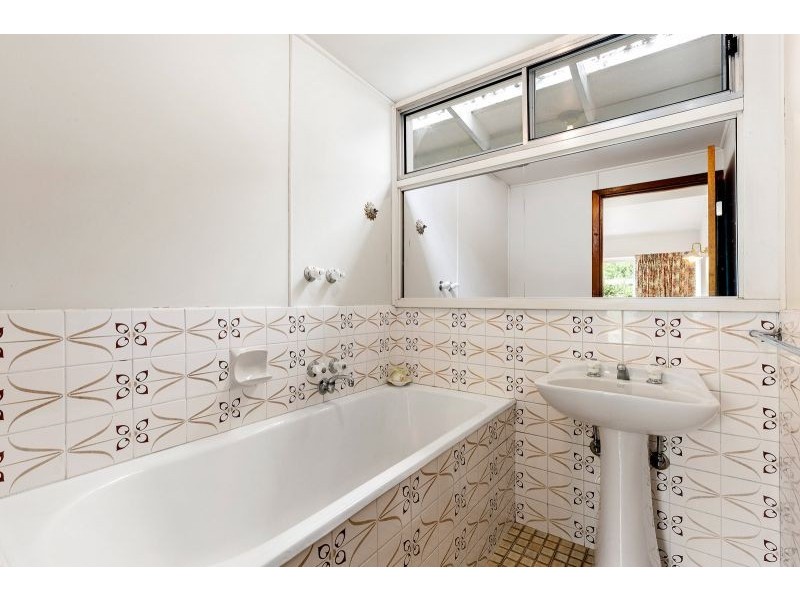 4 Longland Road, Mitcham VIC 3132