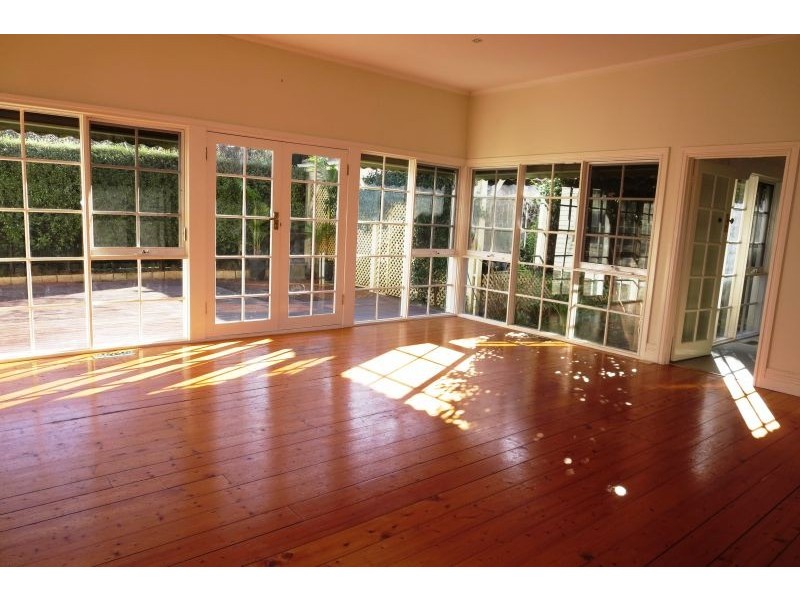 1 Kinloch Avenue, Mont Albert VIC 3127