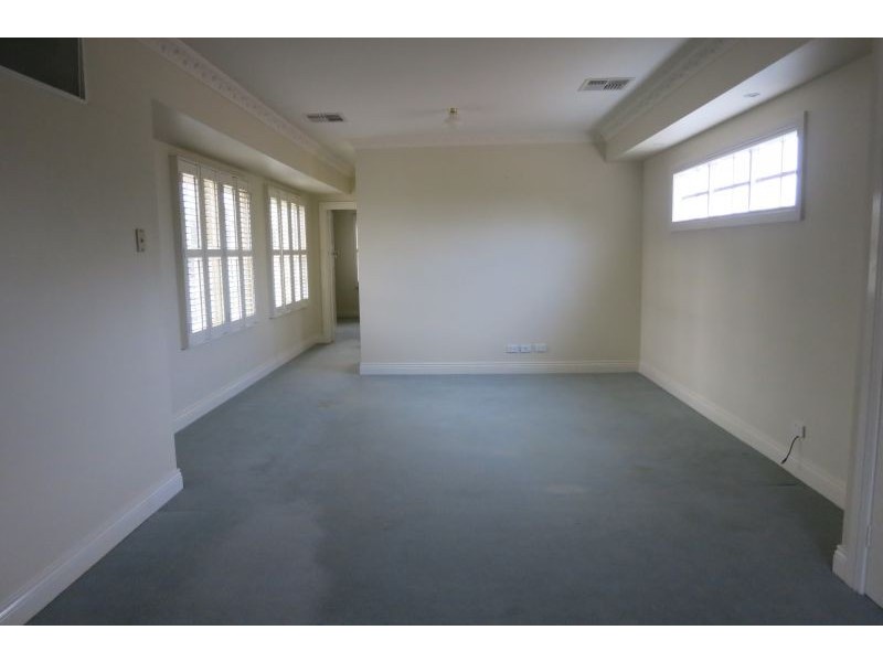 1 Kinloch Avenue, Mont Albert VIC 3127