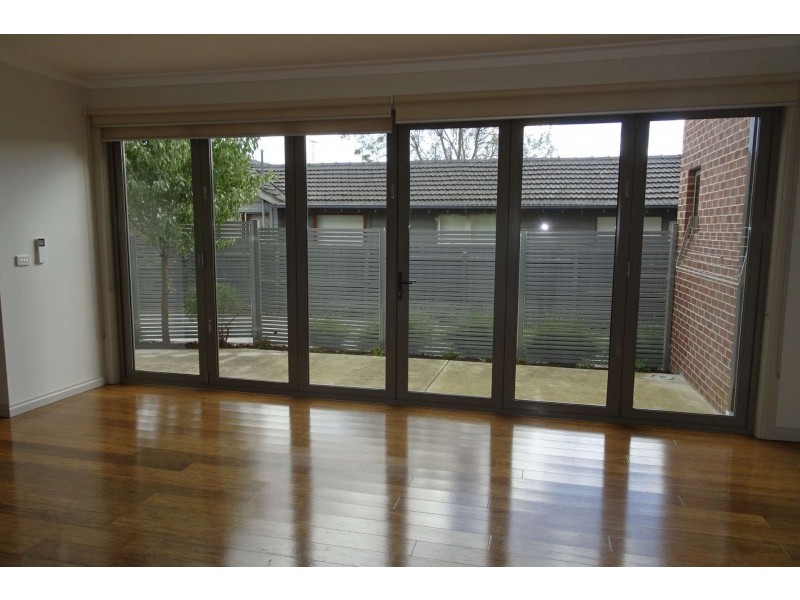 1/4 Loraine Avenue, Box Hill North VIC 3129