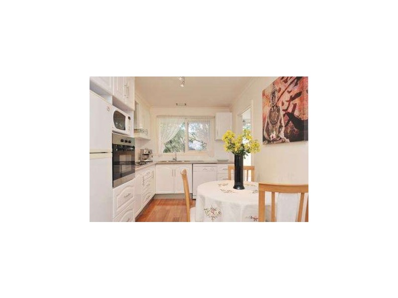 2/16 Woodlands Ave, Kew East VIC 3102