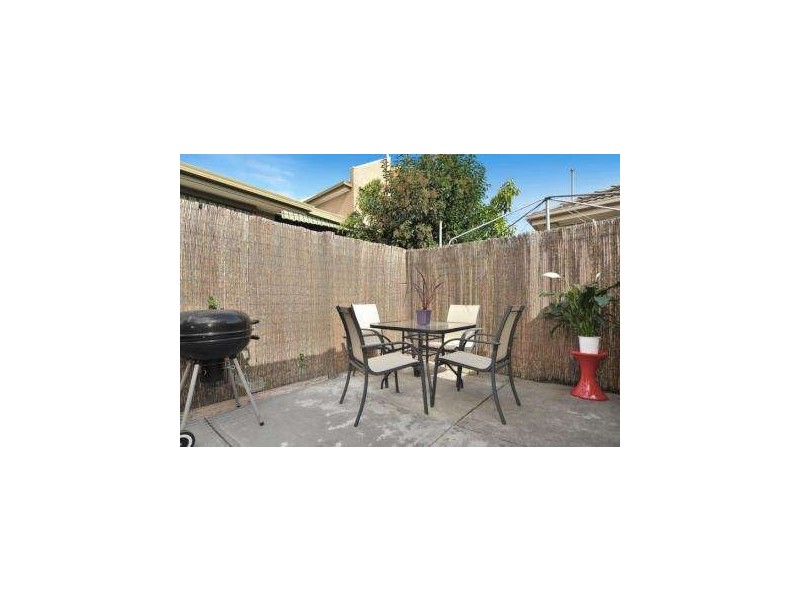 2/16 Woodlands Ave, Kew East VIC 3102