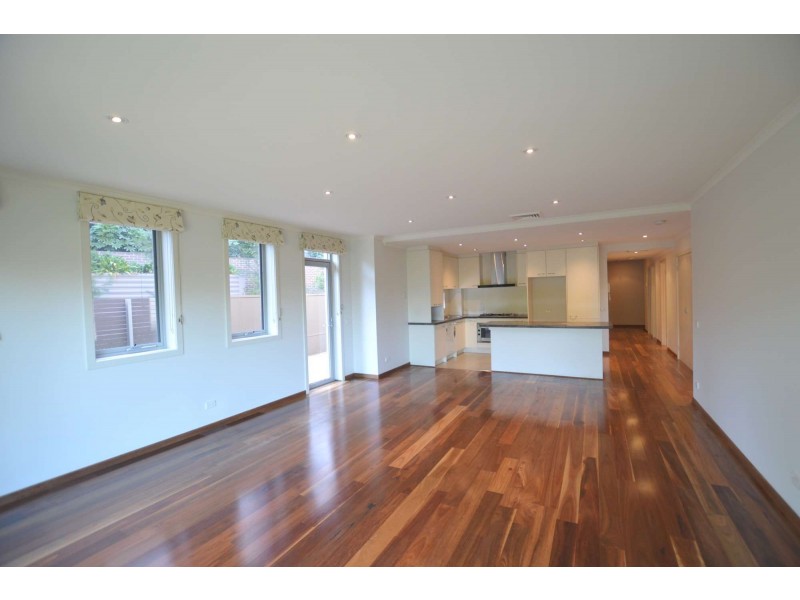 20/3 Sovereign Point Court, Doncaster VIC 3108