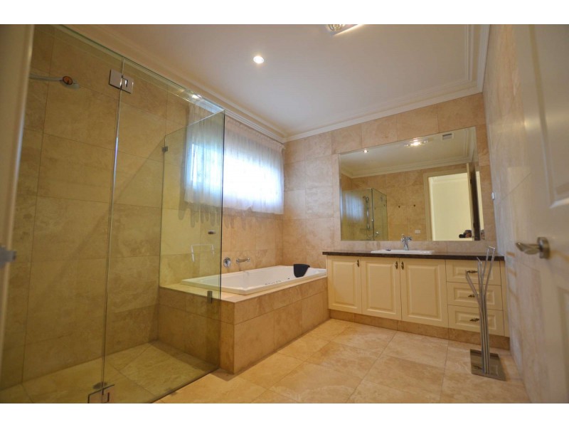 8 Wentworth Ave, Canterbury VIC 3126