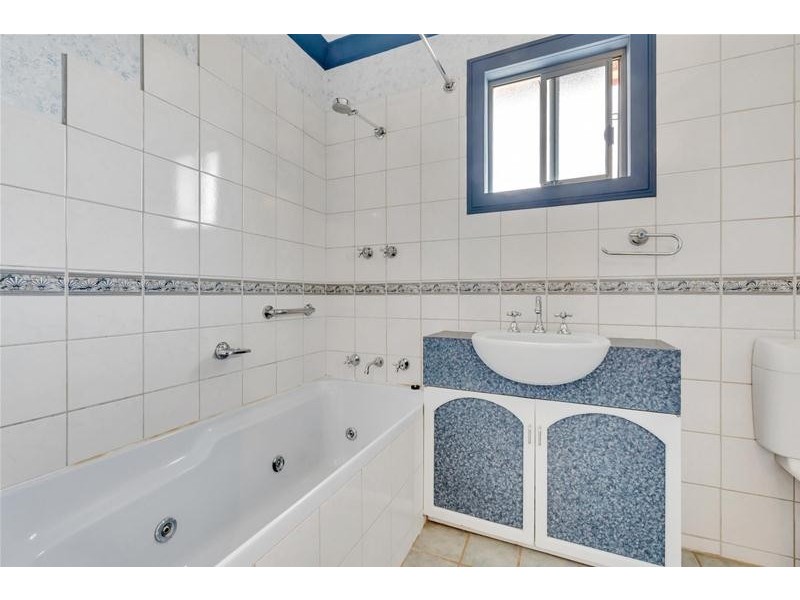 15 Canberra Crescent, Valley View SA 5093