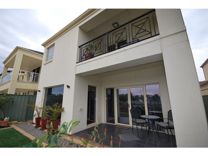 2 McKinlay Court, Mawson Lakes SA 5095