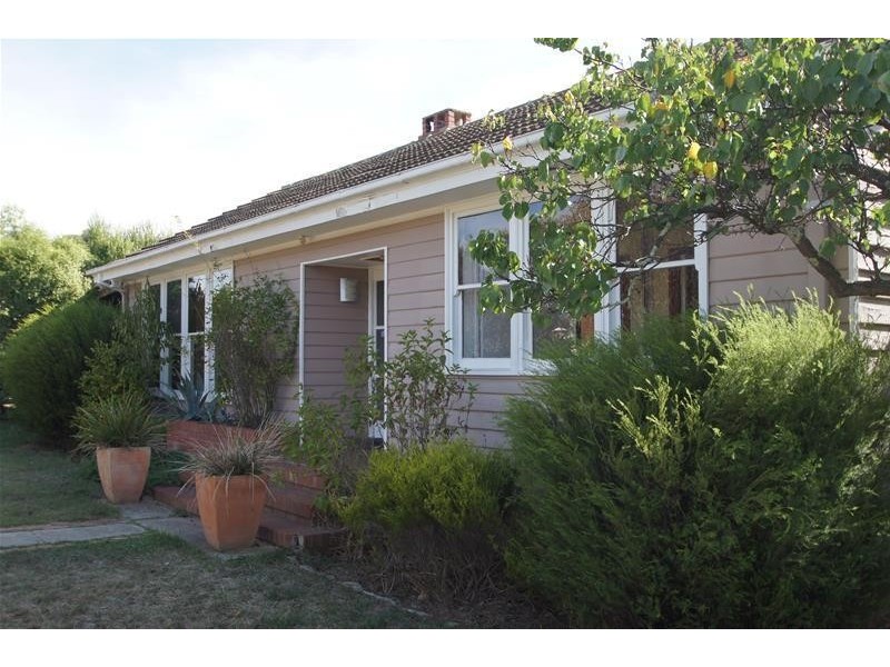 6 Bega Place, Narrabundah ACT 2604