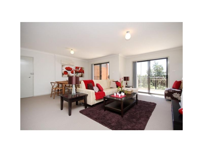 4/2 Namatjira Drive, Weston ACT 2611