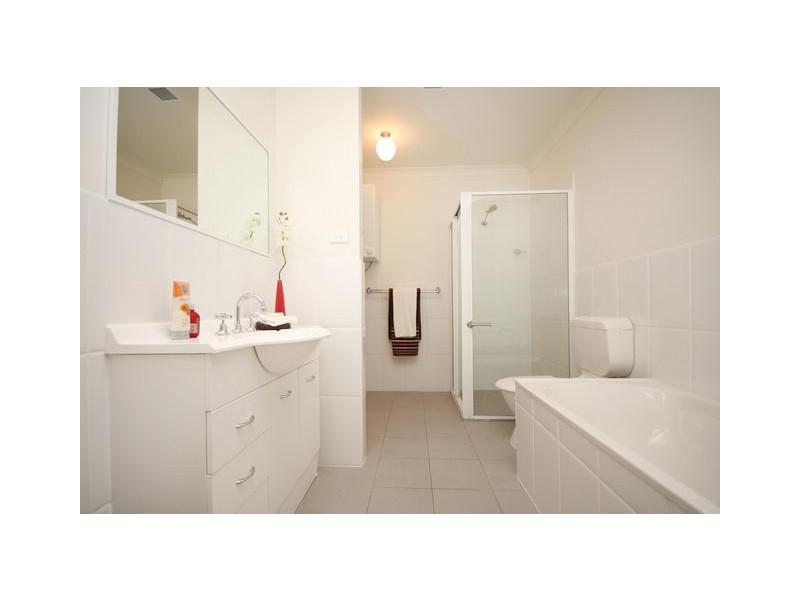 4/2 Namatjira Drive, Weston ACT 2611