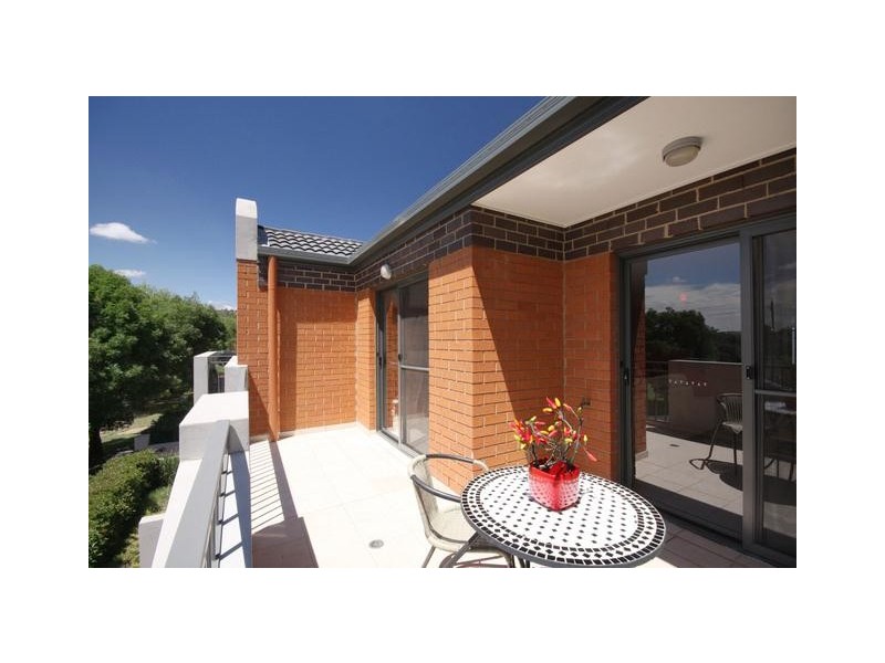 4/2 Namatjira Drive, Weston ACT 2611