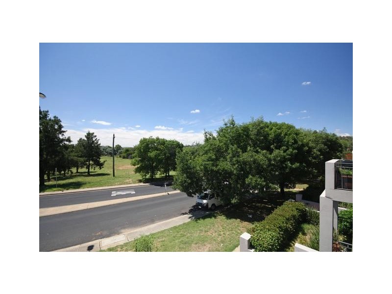 4/2 Namatjira Drive, Weston ACT 2611