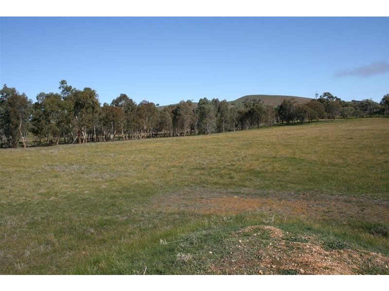 8 Section 2 Hudswell Road, Landsborough VIC 3384