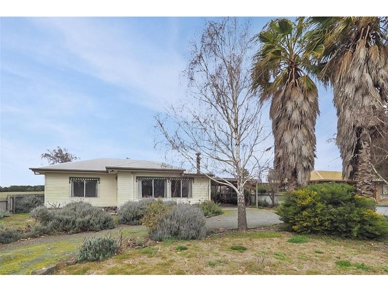 2083 Glenelg Highway, Lake Bolac VIC 3351