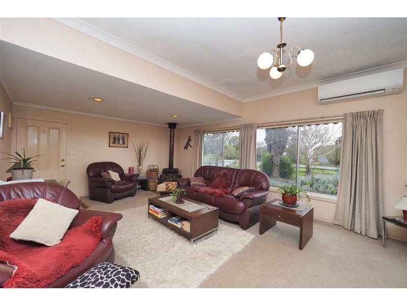 2083 Glenelg Highway, Lake Bolac VIC 3351