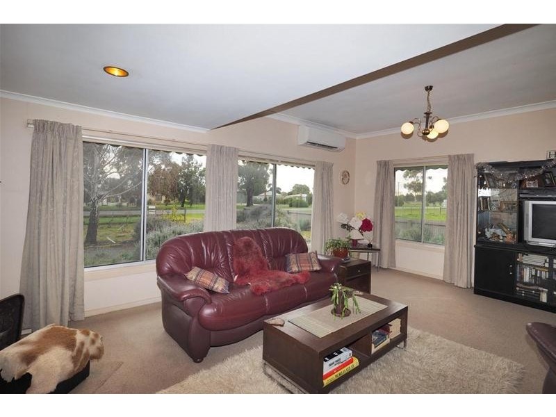 2083 Glenelg Highway, Lake Bolac VIC 3351