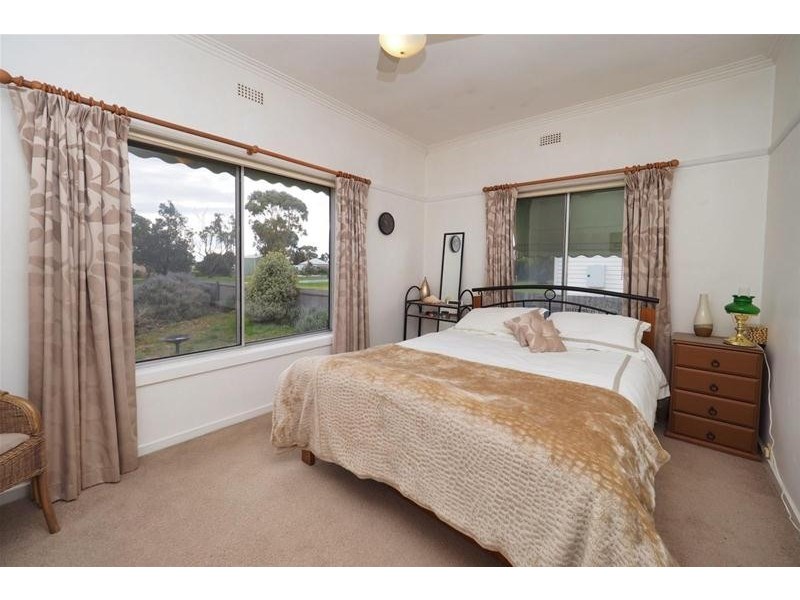 2083 Glenelg Highway, Lake Bolac VIC 3351