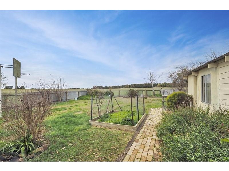 2083 Glenelg Highway, Lake Bolac VIC 3351