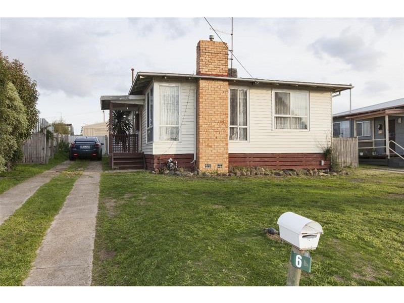 6 Churchill Avenue, Ararat VIC 3377