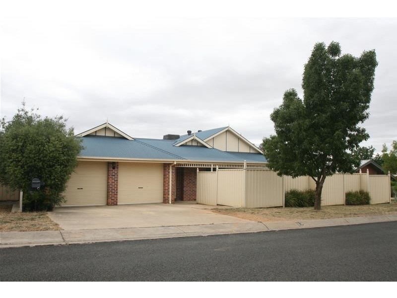 13 VANSTAN Street, Ararat VIC 3377