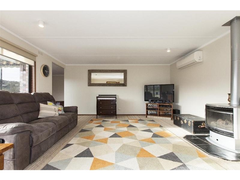 2 Ellerker Avenue, Ararat VIC 3377