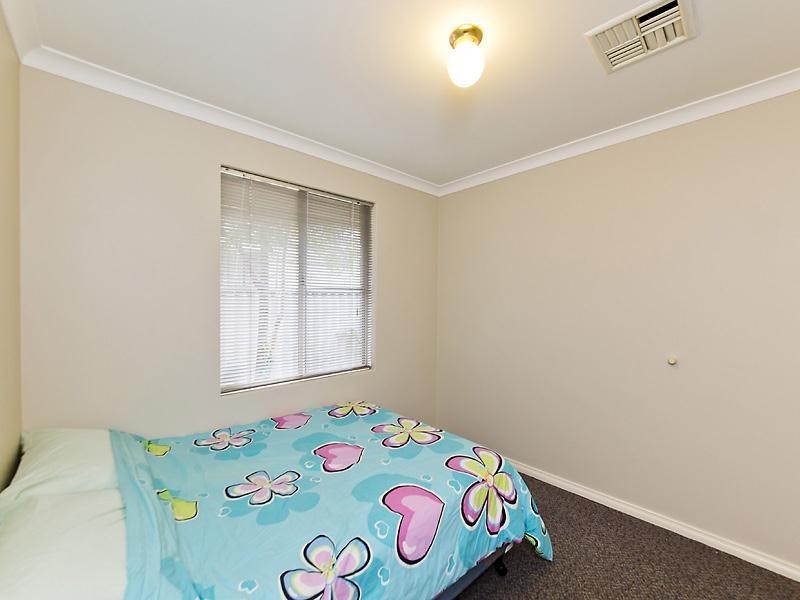 8 Regan Place, Seville Grove WA 6112