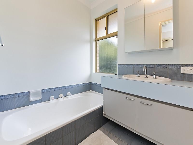 8 Regan Place, Seville Grove WA 6112