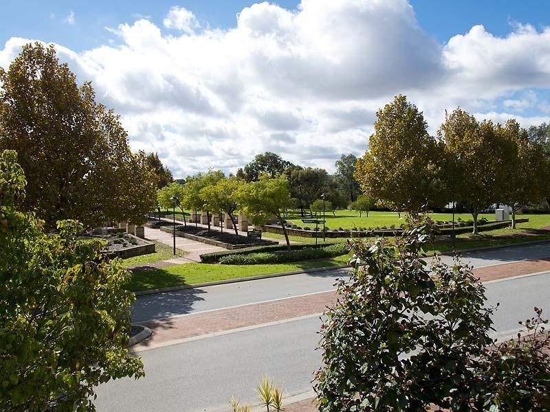 40 Roselea Boulevard, Stirling WA 6021