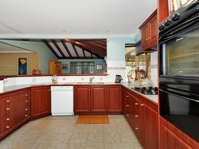 4 Higgins Place, Mount Nasura WA 6112