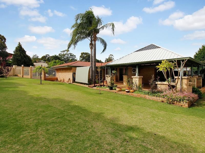 4 Higgins Place, Mount Nasura WA 6112
