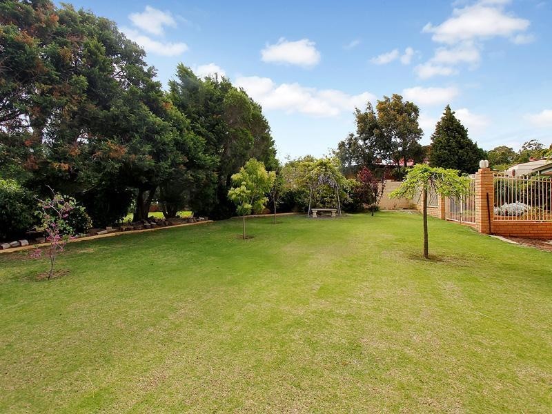 4 Higgins Place, Mount Nasura WA 6112
