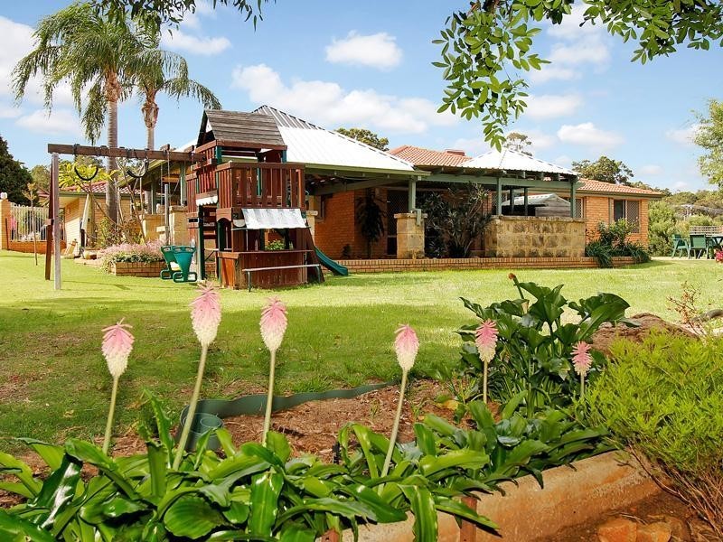 4 Higgins Place, Mount Nasura WA 6112