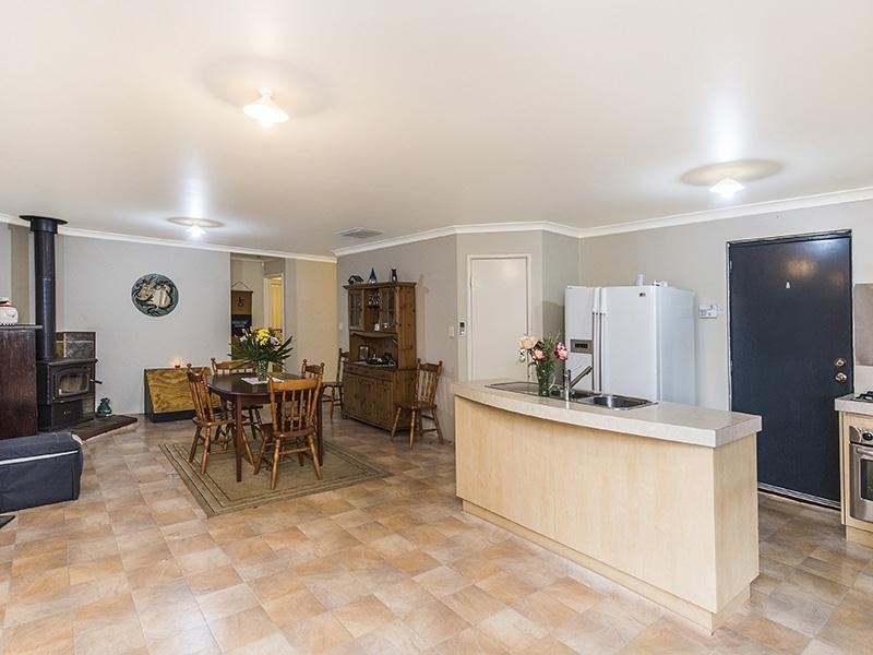 6 Higgs Court, Brookdale WA 6112